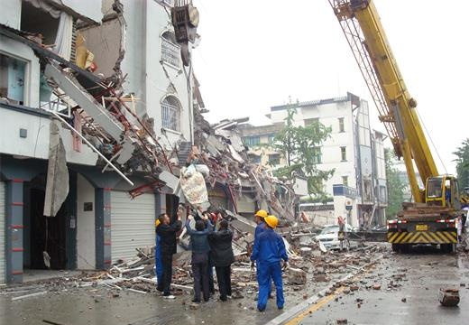 巨象吊車在觀景路救出一位病重老人_看圖王.jpg 巨象吊車在觀景路救出一位病重老人_看圖王.jpg