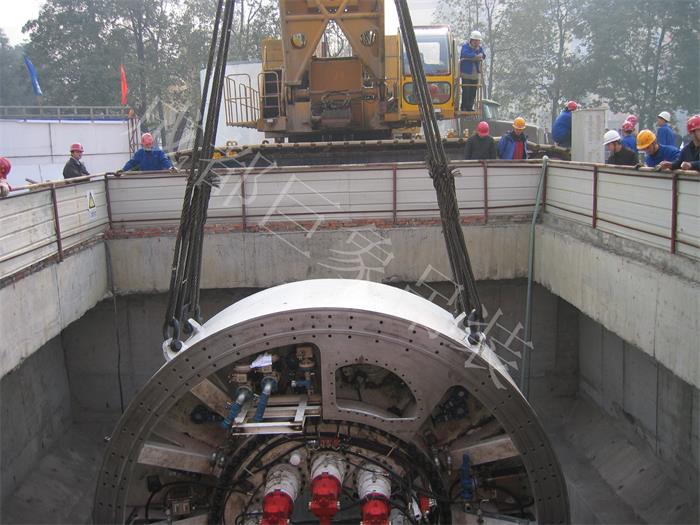 盾構(gòu)機(jī)下井2.jpg